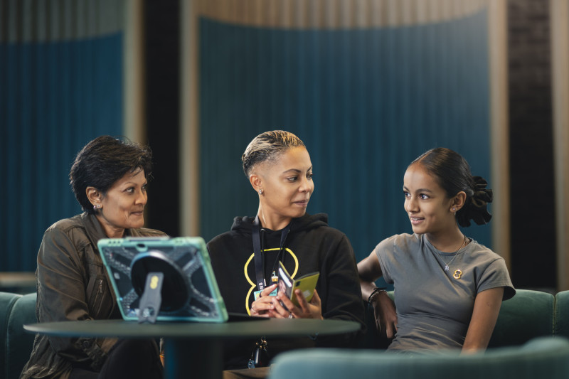 EE Offers Free Online Safety Sessions for Parents Across UK Stores